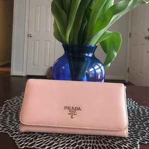 prada dusty pink saffiano leather wallet 💕